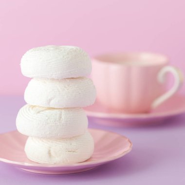 Pastel mor ve pembe kare afiş kopya alanı - beyaz zephyr plaka ve sütlü kahve ile.