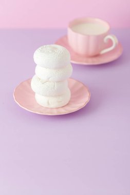 Menekşe pastel yatay banner - beyaz zephyr tatlı pembe plaka ve sütlü kahve.