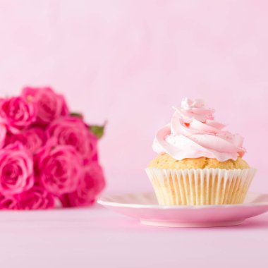 Cupcake pembe krem dekorasyon ve pastel pembe Gül.