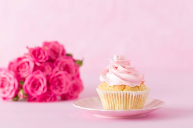 Cupcake pembe krem dekorasyon ve pastel pembe Gül.