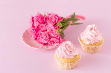 Cupcake pembe krem dekorasyon ve pastel pembe Gül.