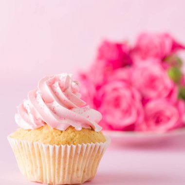 Cupcake pembe krem dekorasyon ve pastel pembe Gül.