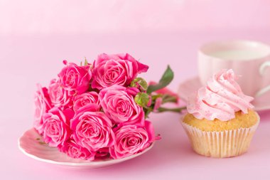 Cupcake pembe krem dekorasyon ve pastel pembe Gül.