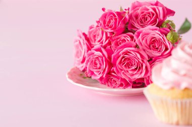 Cupcake pembe krem dekorasyon ve pastel pembe Gül.