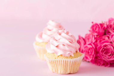Cupcake pembe krem dekorasyon ve pastel pembe Gül.