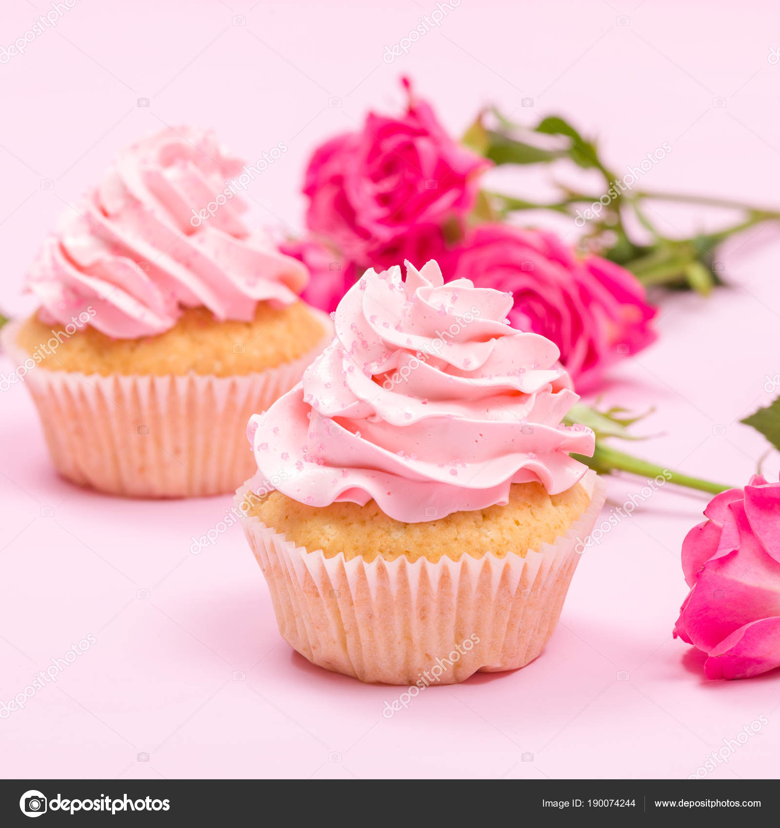 Cupcake Avec Decoration Creme Rose Et Roses Sur Fond Pastel Rose Photographie Rojdesign C Cupcake Avec Decoration Creme Rose Et Roses Sur Fond Pastel Rose Photographie Rojdesign C