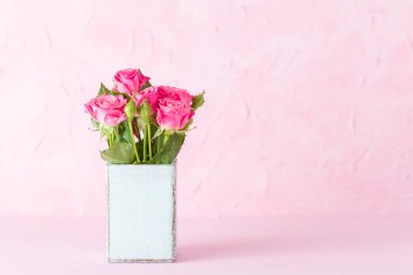 Pembe pastel yatay afiş retro eski püskü şık vazoda pembe gül buketi ile.