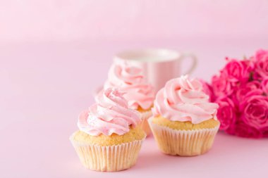 Cupcake pembe krem dekorasyon ve pastel pembe Gül.
