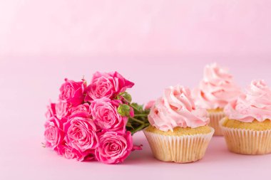 Cupcake pembe krem dekorasyon ve pastel pembe Gül.