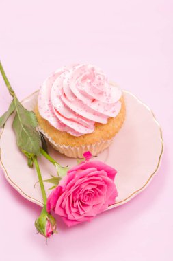 Cupcake pembe krem dekorasyon ve pastel pembe Gül.