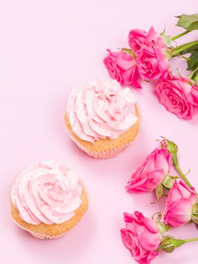 Cupcake pembe krem dekorasyon ve pastel pembe Gül.