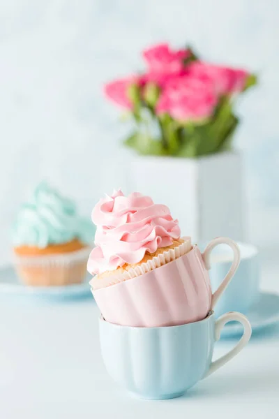 Blue pastel banner dengan cupcakes dihiasi, secangkir kopi dengan susu dan buket mawar merah muda . — Stok Foto