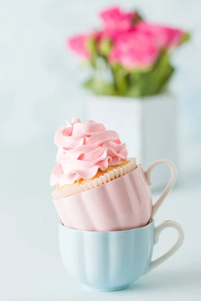 Spanduk pastel biru dengan cupcakes dan karangan mawar merah muda . — Stok Foto