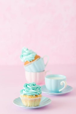 Kek krem nane dekorasyon ve fincan süt ve kahve üzerinde pastel pembe ile. Anneler Günü tebrik kartı