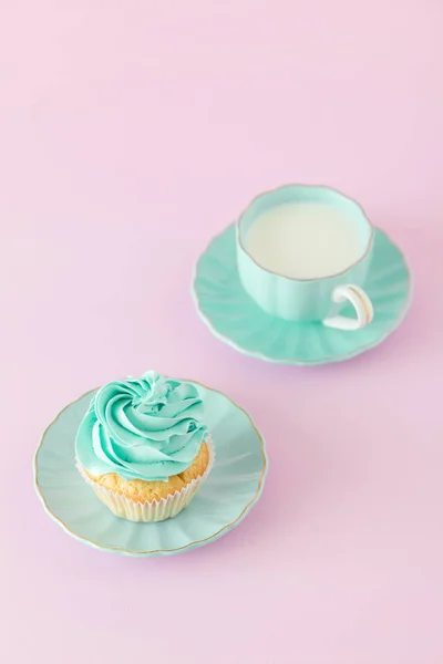 Cupcake med mynta kräm dekoration och kopp mjölk och kaffe på rosa pastell bakgrund. Mors dag gratulationskort — Stockfoto