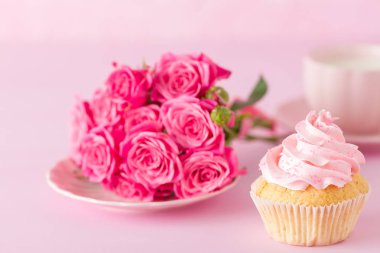 Cupcake pembe krem dekorasyon ve pastel pembe Gül.