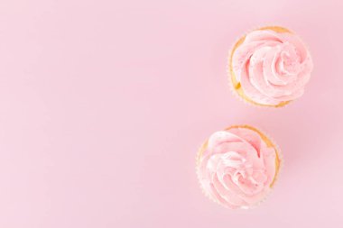 Cupcake pastel pembe Pembe krem dekorasyon ile.