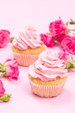 Cupcake pembe krem dekorasyon ve pastel pembe Gül.
