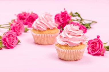 Cupcake pembe krem dekorasyon ve pastel pembe Gül.
