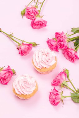 Cupcake pembe krem dekorasyon ve pastel pembe Gül.