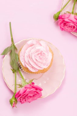 Cupcake pembe krem dekorasyon ve pastel pembe Gül.