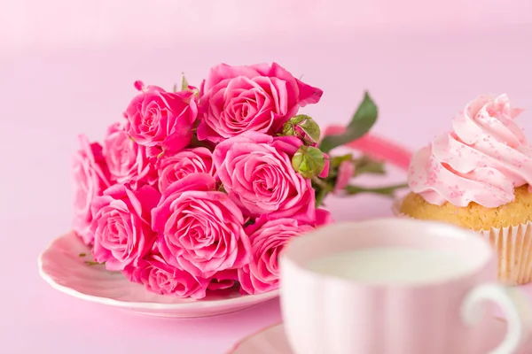 Cupcake with pink cream decoration and roses on pink pastel background. — Stock Photo, Image