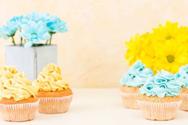 Kekler eski püskü şık vazoda sarı ve mavi krizantem ihale krema ile dekore edilmiştir. Copyscape alan