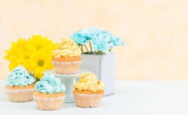 Kekler eski püskü şık vazoda sarı ve mavi krizantem ihale krema ile dekore edilmiştir. Copyscape alan