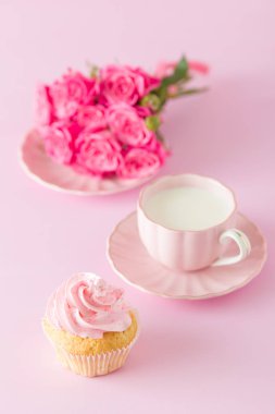 Cupcake pembe krem dekorasyon ve pastel pembe Gül.