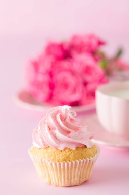 Cupcake pembe krem dekorasyon ve pastel pembe Gül.