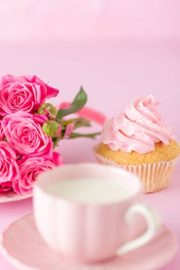 Cupcake pembe krem dekorasyon ve pastel pembe Gül.