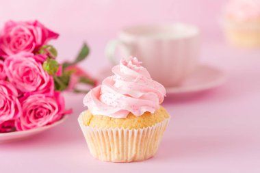 Cupcake pembe krem dekorasyon ve pastel pembe Gül.