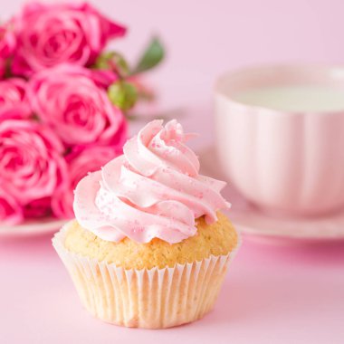 Cupcake pembe krem dekorasyon ve pastel pembe Gül.