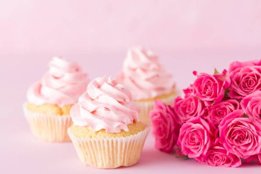 Cupcake pembe krem dekorasyon ve pastel pembe Gül.