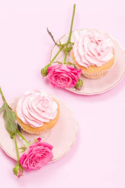 Cupcake pembe krem dekorasyon ve pastel pembe Gül.