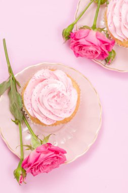 Cupcake pembe krem dekorasyon ve pastel pembe Gül.