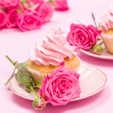 Cupcake pembe krem dekorasyon ve pastel pembe Gül.