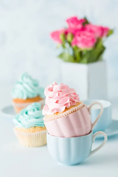 Banner pastel azul com cupcakes decorados, xícara de café com leite e buquê de rosas rosa . — Fotografia de Stock