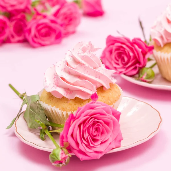Cupcake pembe krem dekorasyon ve pastel pembe Gül. — Stok fotoğraf