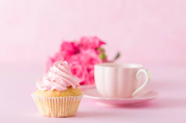 Cupcake pembe krem dekorasyon ve pastel pembe Gül.