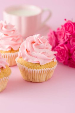Cupcake pembe krem dekorasyon ve pastel pembe Gül.