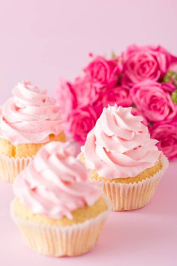 Cupcake pembe krem dekorasyon ve pastel pembe Gül.