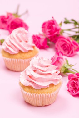 Cupcake pembe krem dekorasyon ve pastel pembe Gül.