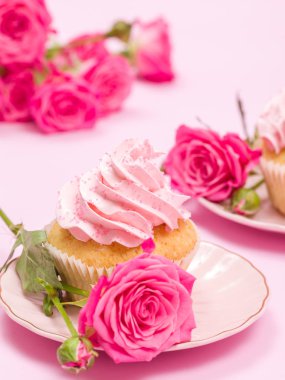 Cupcake pembe krem dekorasyon ve pastel pembe Gül.