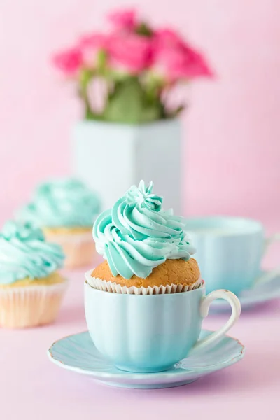 Spanduk vertikal pastel merah muda dengan cupcakes yang dihias, secangkir kopi dengan susu dan karangan mawar merah muda . — Stok Foto