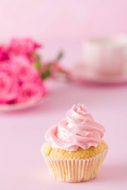 Cupcake pembe krem dekorasyon ve pastel pembe Gül.