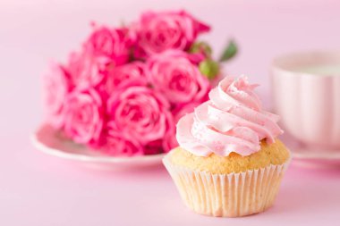 Cupcake pembe krem dekorasyon ve pastel pembe Gül.