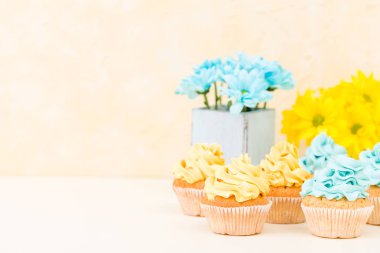 Kekler eski püskü şık vazoda sarı ve mavi krizantem ihale krema ile dekore edilmiştir. Copyscape alan