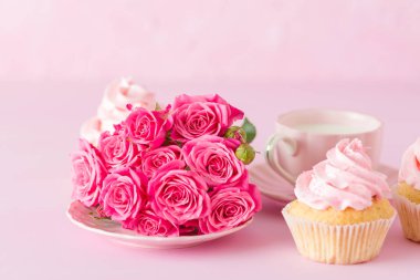 Cupcake pembe krem dekorasyon ve pastel pembe Gül.