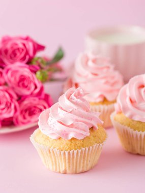 Cupcake pembe krem dekorasyon ve pastel pembe Gül.